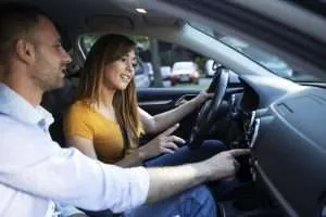 Rijinstructeur legt dashboard uit aan leerling